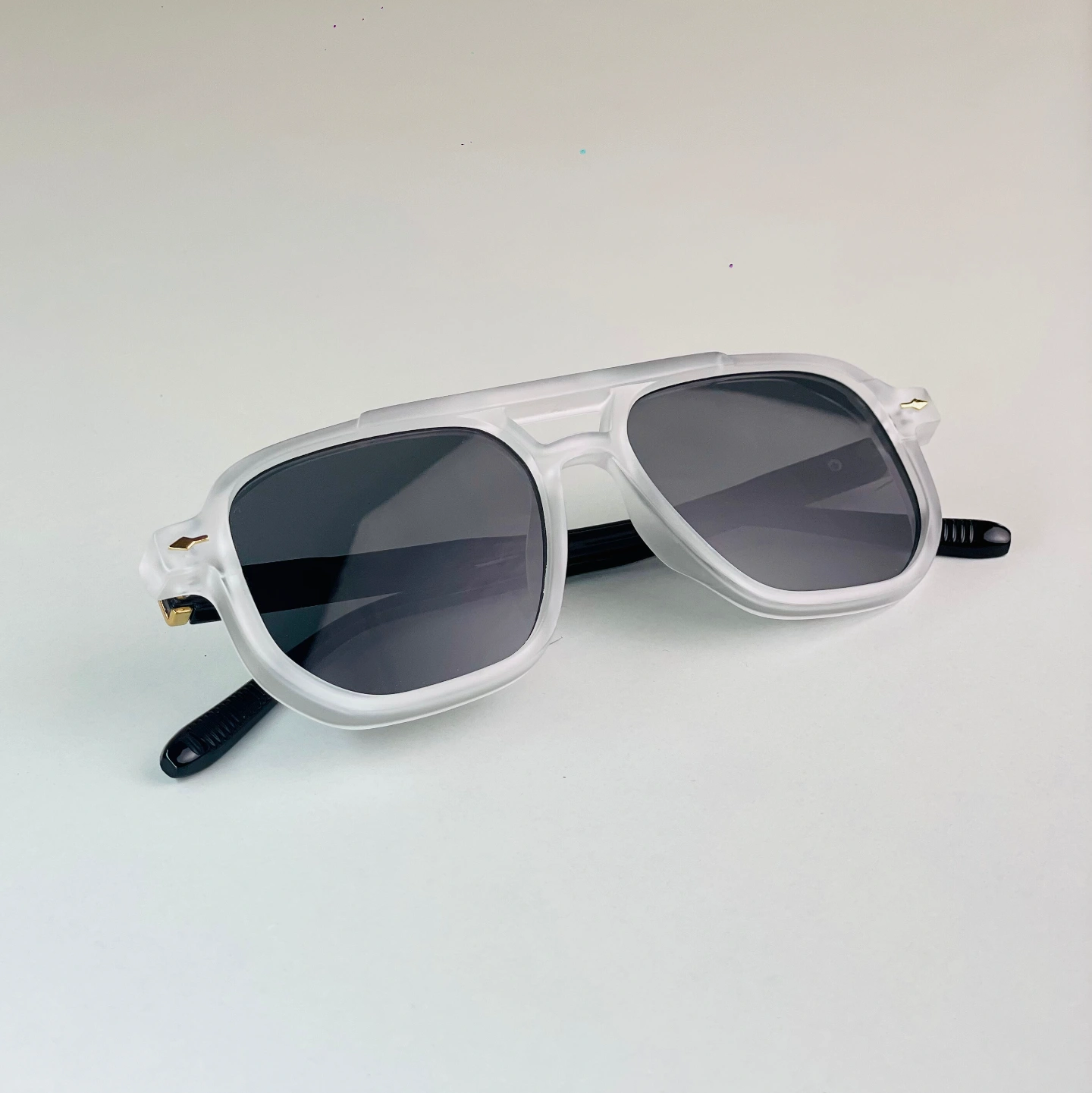 Royal Top Bar | White